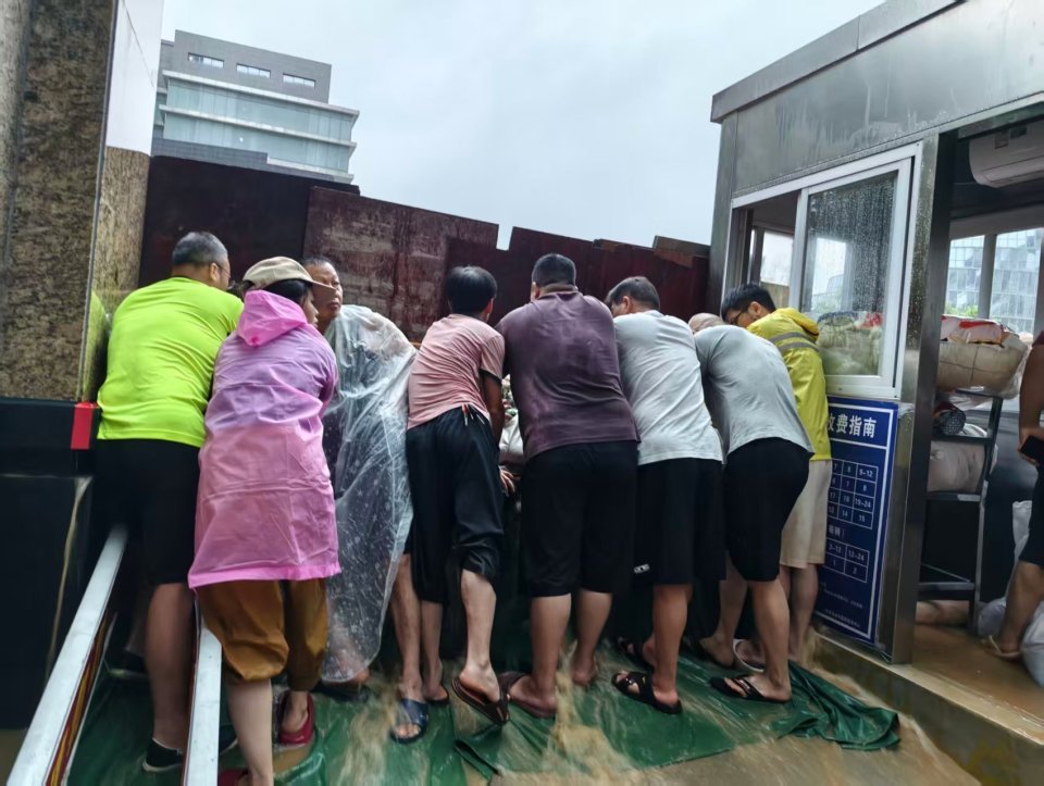 广西贵港暴雨中一小区业主团结自救渡过危机,曾共同值班、挡水,居民们将捐出多余物资 广西贵港暴雨中一小区业主团结自救渡过危机,曾共同值班、挡水,居民们将捐出多余物资