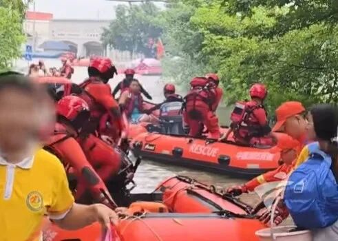 他席地而坐,在雨中吃饭!本人回应 他席地而坐,在雨中吃饭!本人回应