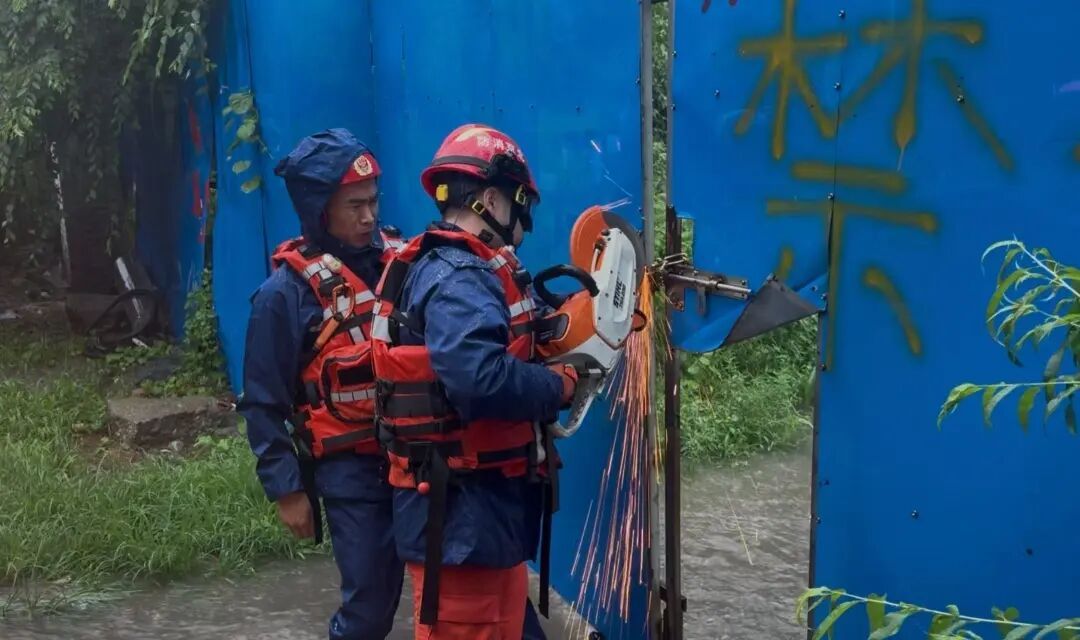 暴雨中的北京,这一幕幕,令人动容! 暴雨中的北京,这一幕幕,令人动容!