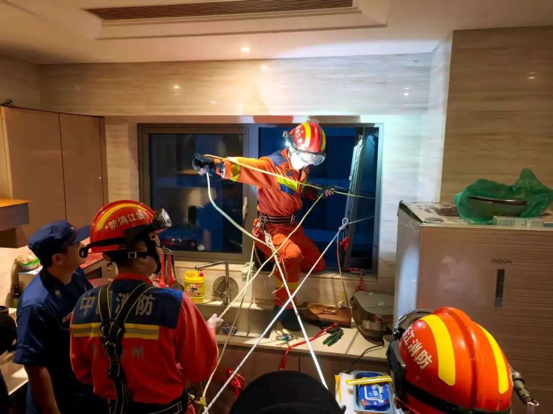 浙江杭州一居民楼受台风影响,窗户悬在半空中,摇摇欲坠;消防凌晨紧急拆窗30分钟排险 浙江杭州一居民楼受台风影响,窗户悬在半空中,摇摇欲坠;消防凌晨紧急拆窗30分钟排险