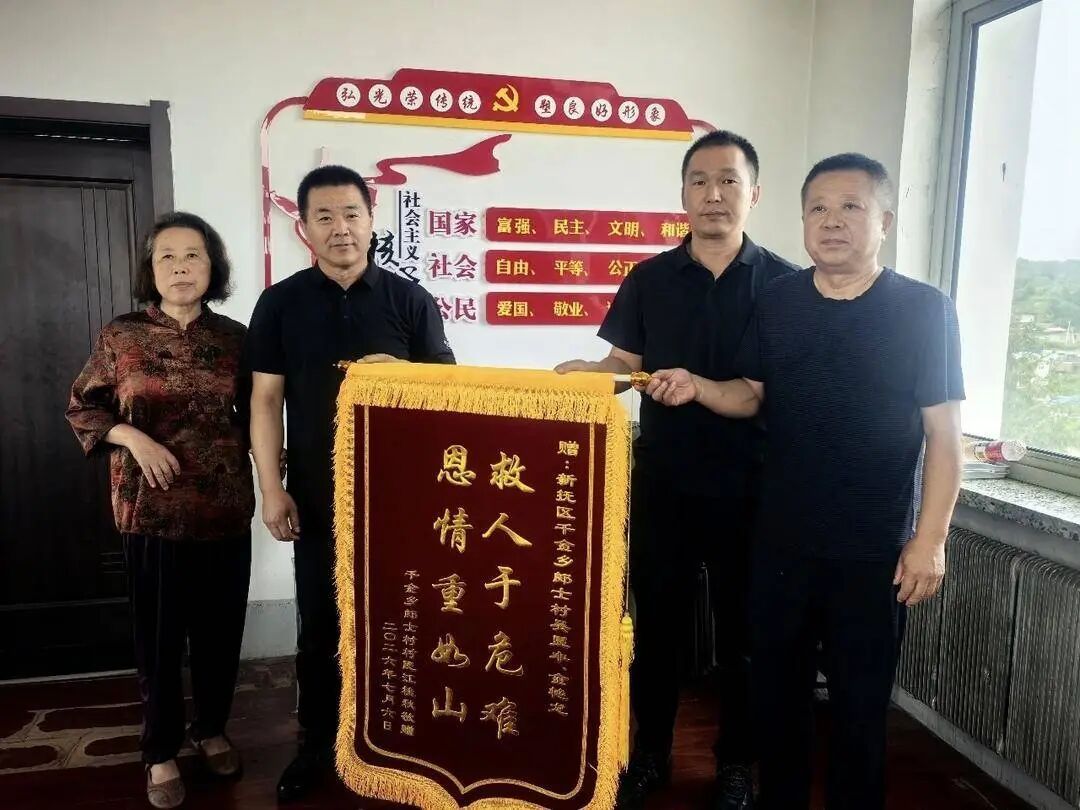 十年坚持背负,两度入水救人,他们就是“靠山”! 十年坚持背负,两度入水救人,他们就是“靠山”!