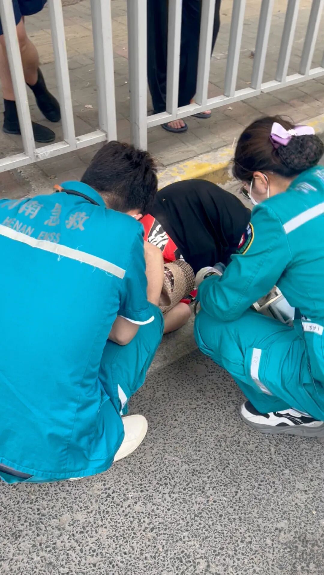 郑州街头有人晕倒,河南小伙果断施救 郑州街头有人晕倒,河南小伙果断施救