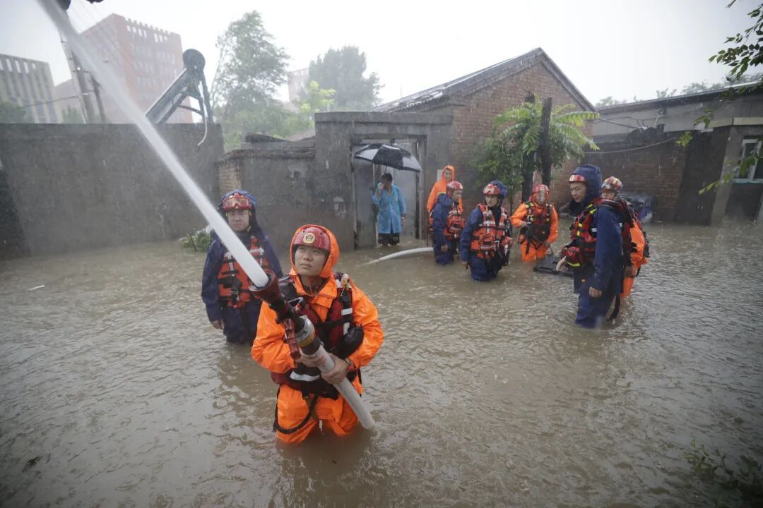 暴雨中的北京,这一幕幕,令人动容! 暴雨中的北京,这一幕幕,令人动容!