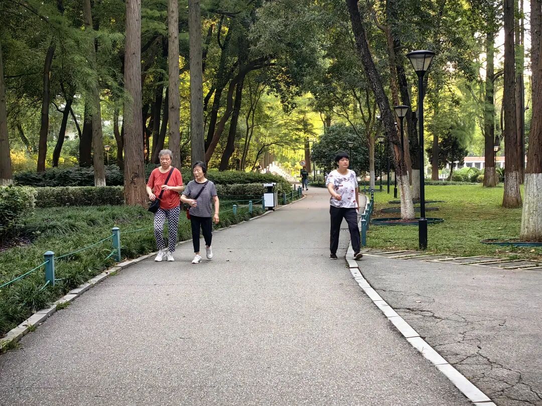 一觉醒来，台风“巴威”又变了！最新路径预报出炉；这是今早的武汉，他们忙了一夜……