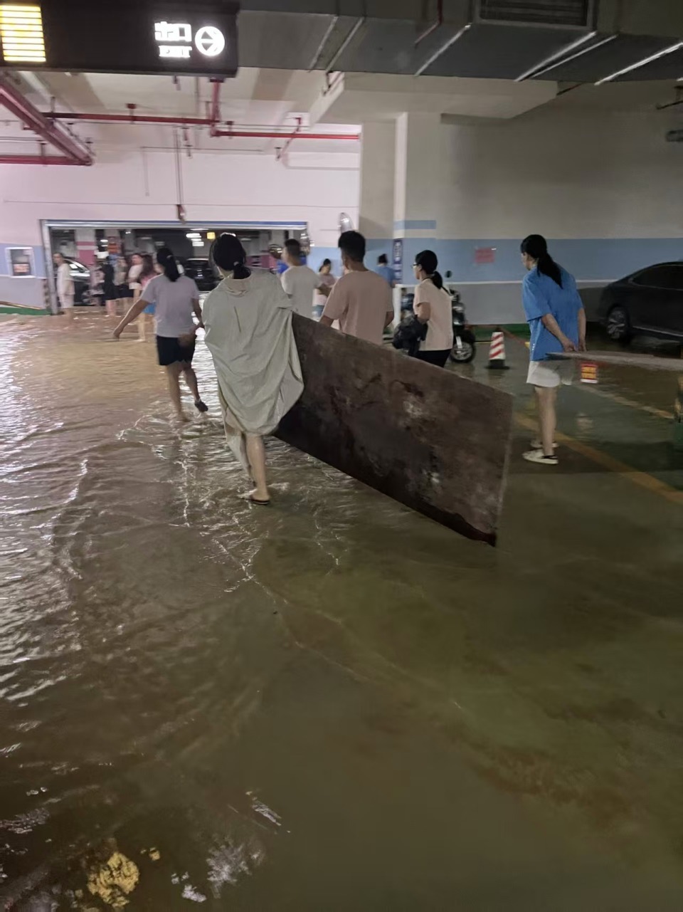 广西贵港暴雨中一小区业主团结自救渡过危机,曾共同值班、挡水,居民们将捐出多余物资 广西贵港暴雨中一小区业主团结自救渡过危机,曾共同值班、挡水,居民们将捐出多余物资