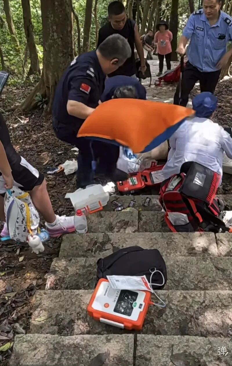 深圳一游客高温天登山突然晕倒不幸离世,提醒:近期不适合长时间、高强度登山 深圳一游客高温天登山突然晕倒不幸离世,提醒:近期不适合长时间、高强度登山