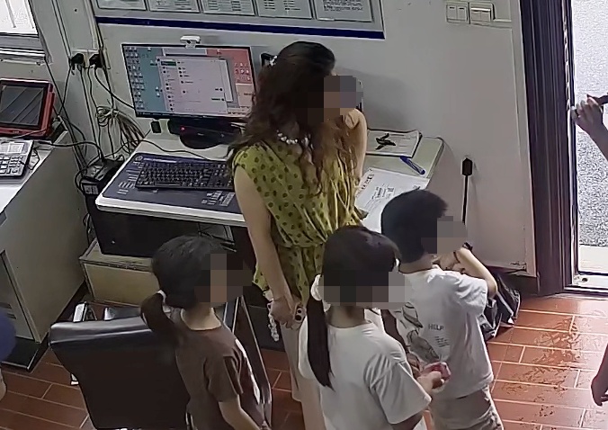 男孩垃圾桶旁随手一捡,将自己“铐”进了消防站...... 男孩垃圾桶旁随手一捡,将自己“铐”进了消防站......