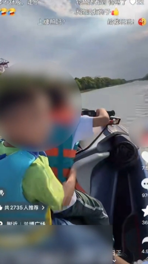上海一父亲河道飙摩托艇接送娃,还让娃操控?警察:隐患极大 上海一父亲河道飙摩托艇接送娃,还让娃操控?警察:隐患极大