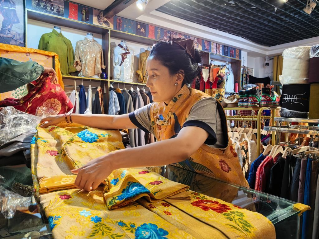 美丽中国行·探访三江源丨青海玉树：“小店经济”看活力