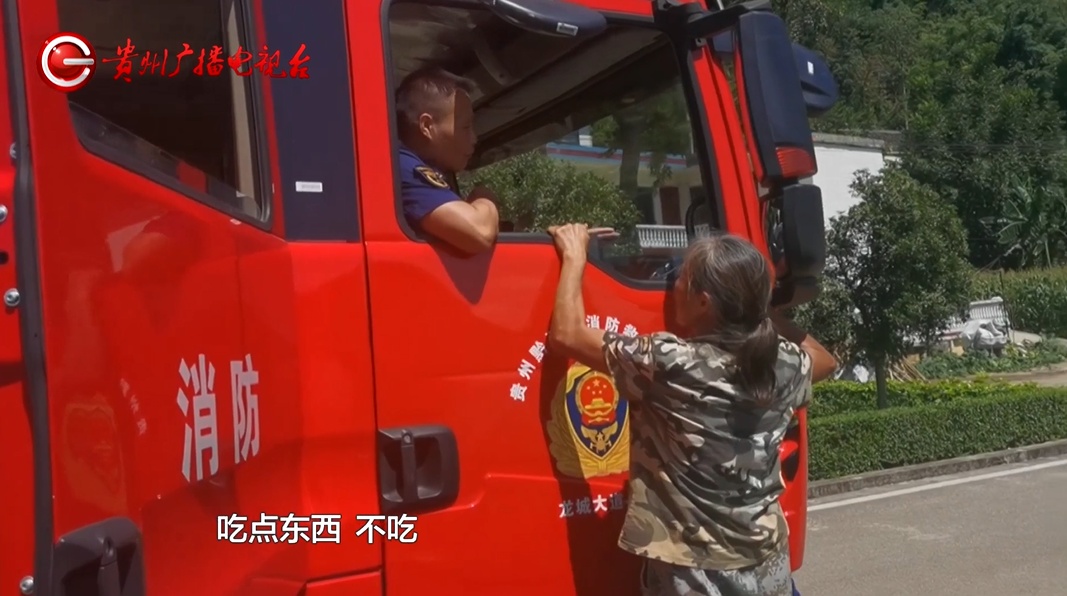 800斤黄牛坠入化粪池获救!村民追车50米含泪道谢:这牛是家里重要经济来源 800斤黄牛坠入化粪池获救!村民追车50米含泪道谢:这牛是家里重要经济来源