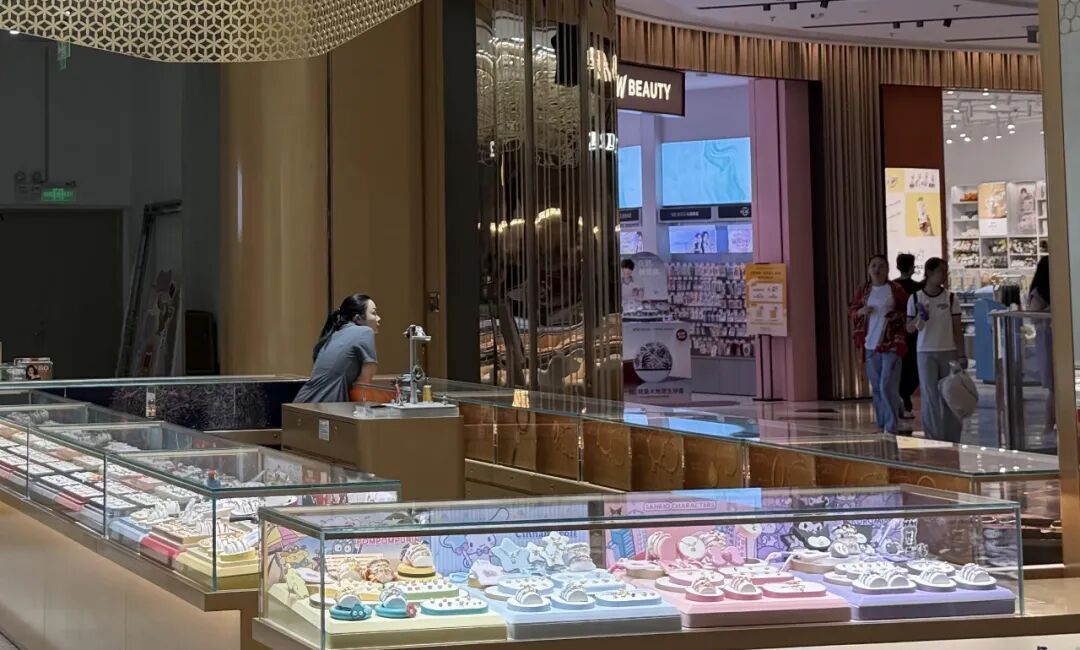 金价高台跳水,半年跌超25%,年初没买“三金”的人要笑了 金价高台跳水,半年跌超25%,年初没买“三金”的人要笑了