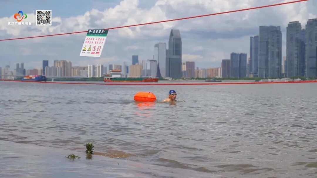 水位攀升!汉口江滩“一家五口”还好吗? 重要提醒→ 水位攀升!汉口江滩“一家五口”还好吗? 重要提醒→