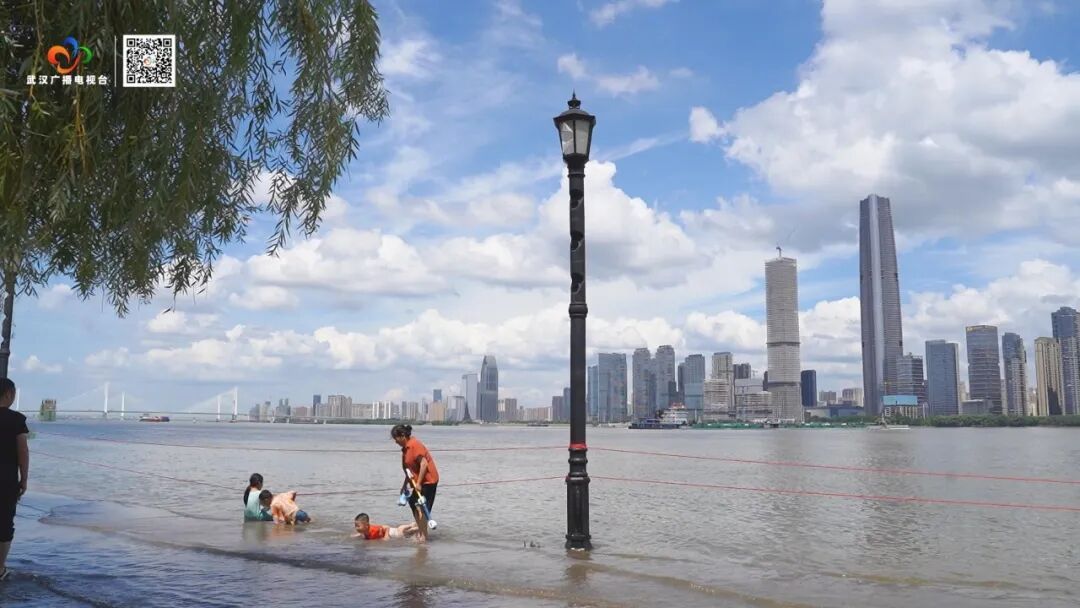 水位攀升!汉口江滩“一家五口”还好吗? 重要提醒→ 水位攀升!汉口江滩“一家五口”还好吗? 重要提醒→