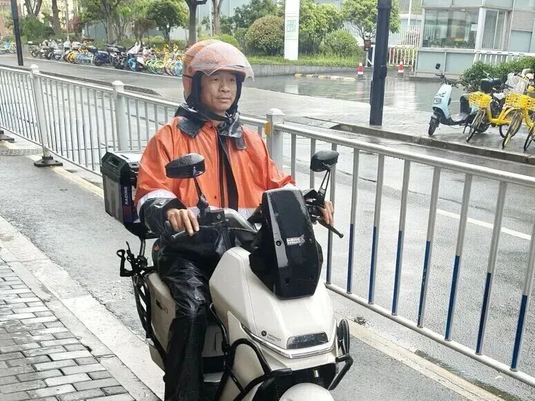 上海外卖员潘兆斌,男,42岁,被中央政法委点名表扬! 上海外卖员潘兆斌,男,42岁,被中央政法委点名表扬!