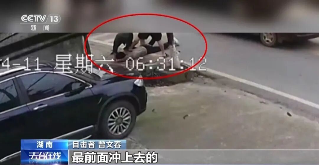 男子当街对女子施暴,69岁大爷制止却被咬掉鼻子,但他始终没松手直到民警到来 男子当街对女子施暴,69岁大爷制止却被咬掉鼻子,但他始终没松手直到民警到来