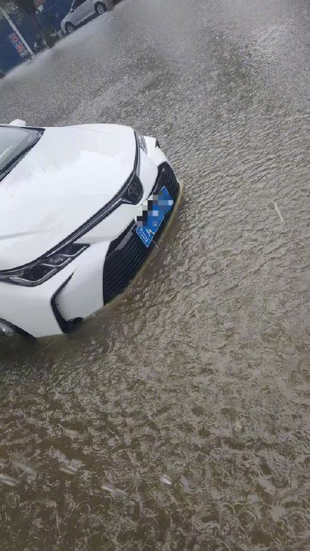 沈阳遭遇强降雨致车辆“趴窝”,越野车车主连救6车 沈阳遭遇强降雨致车辆“趴窝”,越野车车主连救6车