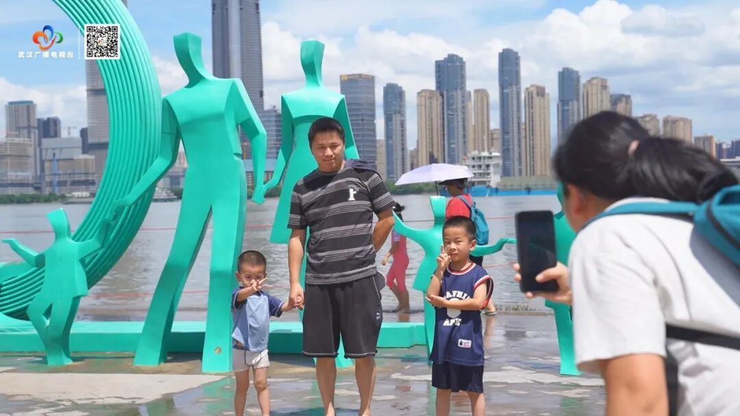 水位攀升!汉口江滩“一家五口”还好吗? 重要提醒→ 水位攀升!汉口江滩“一家五口”还好吗? 重要提醒→