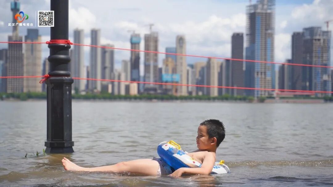 水位攀升!汉口江滩“一家五口”还好吗? 重要提醒→ 水位攀升!汉口江滩“一家五口”还好吗? 重要提醒→