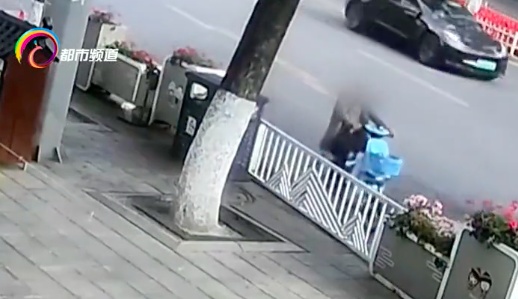 太大意！6万元现金遗忘在共享单车上，警民接力快速寻回！