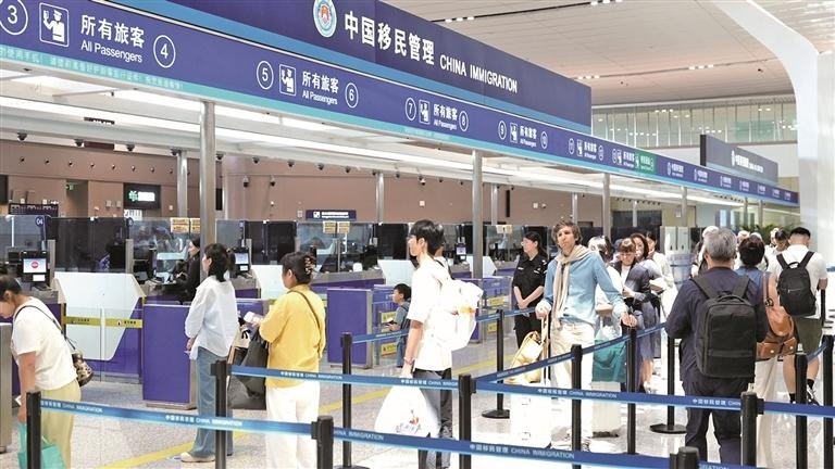 西安口岸今年出入境人员已突破100万人次 西安口岸今年出入境人员已突破100万人次