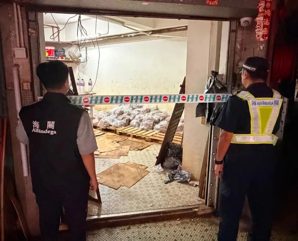 20岁澳门男子偷运4600斤鸡爪到内地被抓,涉案货品移交市政署作销毁处理 20岁澳门男子偷运4600斤鸡爪到内地被抓,涉案货品移交市政署作销毁处理
