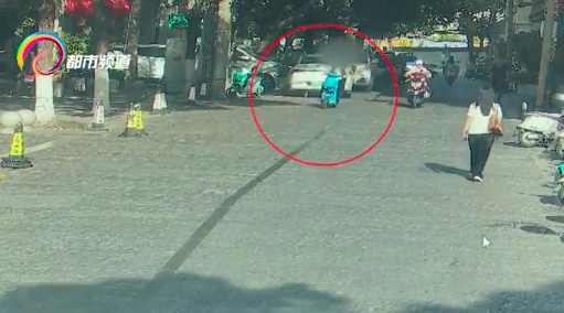 太大意！6万元现金遗忘在共享单车上，警民接力快速寻回！