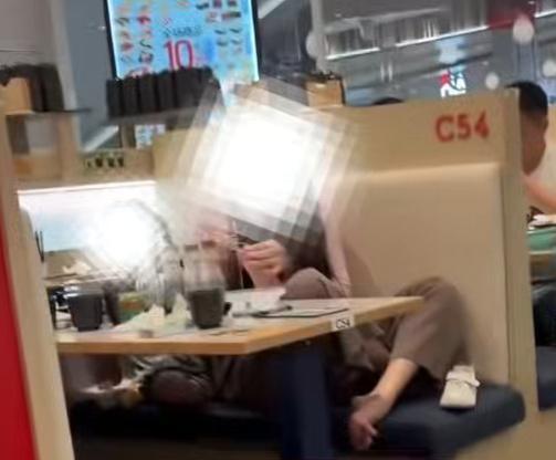 江苏扬州一女子在滨寿司门店餐桌上为小孩剪脚指甲,员工发现后进行了沟通协调,并上报领导,对座位进行了消杀,目前具体处理方案仍在商讨 江苏扬州一女子在滨寿司门店餐桌上为小孩剪脚指甲,员工发现后进行了沟通协调,并上报领导,对座位进行了消杀,目前具体处理方案仍在商讨