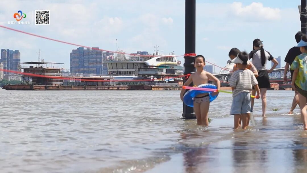 水位攀升!汉口江滩“一家五口”还好吗? 重要提醒→ 水位攀升!汉口江滩“一家五口”还好吗? 重要提醒→