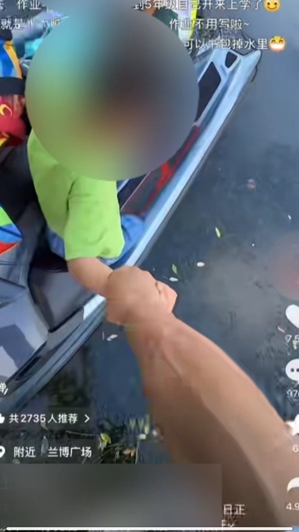 上海一父亲河道飙摩托艇接送娃,还让娃操控?警察:隐患极大 上海一父亲河道飙摩托艇接送娃,还让娃操控?警察:隐患极大