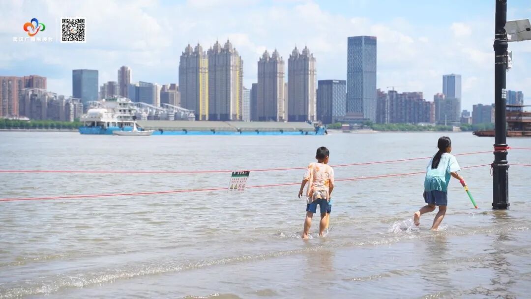水位攀升!汉口江滩“一家五口”还好吗? 重要提醒→ 水位攀升!汉口江滩“一家五口”还好吗? 重要提醒→