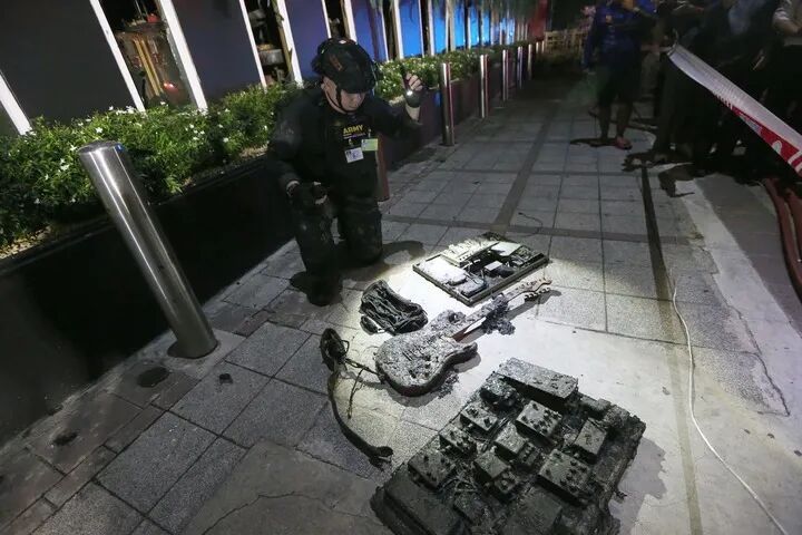 曼谷一酒吧大火致27人遇难,泰总理抵现场要求彻查 曼谷一酒吧大火致27人遇难,泰总理抵现场要求彻查