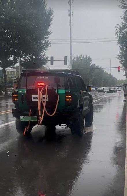 沈阳遭遇强降雨致车辆“趴窝”,越野车车主连救6车 沈阳遭遇强降雨致车辆“趴窝”,越野车车主连救6车