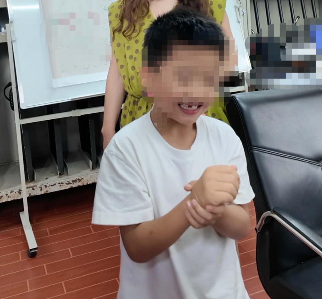 男孩垃圾桶旁随手一捡,将自己“铐”进了消防站...... 男孩垃圾桶旁随手一捡,将自己“铐”进了消防站......