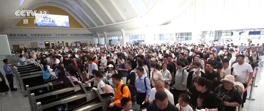 23.48亿人次、11468列、1797列……一趟趟列车精彩出发“跑”出亮眼“成绩单” 23.48亿人次、11468列、1797列……一趟趟列车精彩出发“跑”出亮眼“成绩单”
