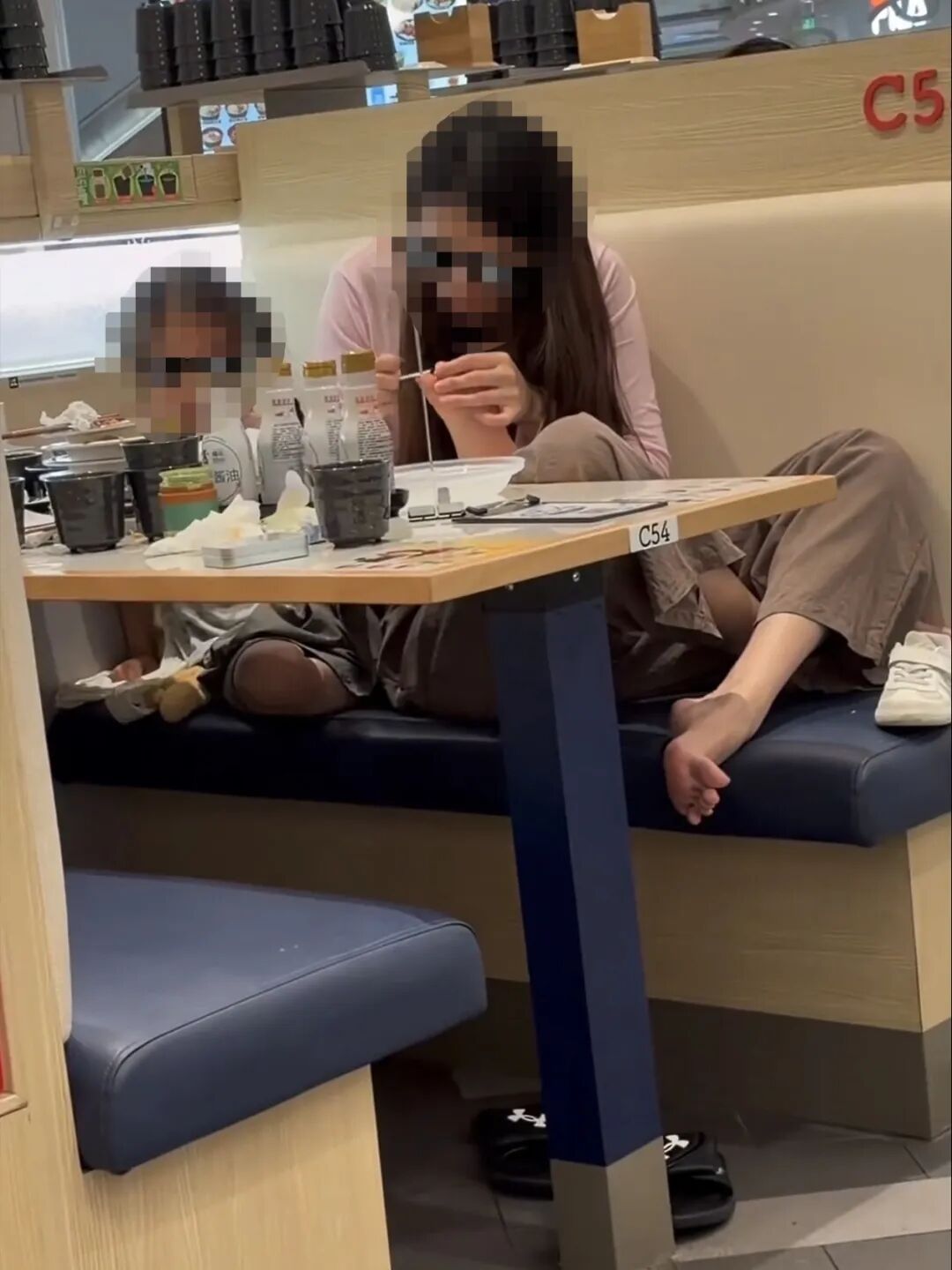 女子带孩子在寿司店就餐时,将孩子的脚放到餐桌台上修脚,涉事门店回应 女子带孩子在寿司店就餐时,将孩子的脚放到餐桌台上修脚,涉事门店回应