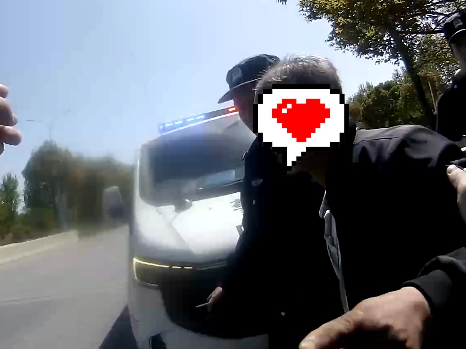 什么情况?海宁一派出所大厅警员抱着西瓜夺门而出 什么情况?海宁一派出所大厅警员抱着西瓜夺门而出