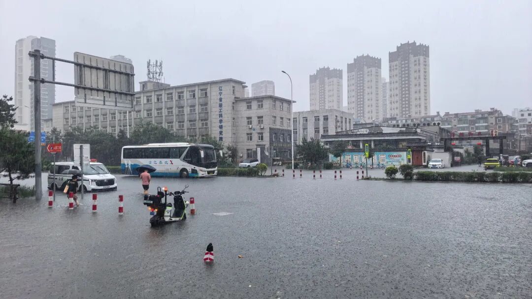 “巴威”北上！水深没过车轮、有地铁停运，直击沈阳暴雨现场→