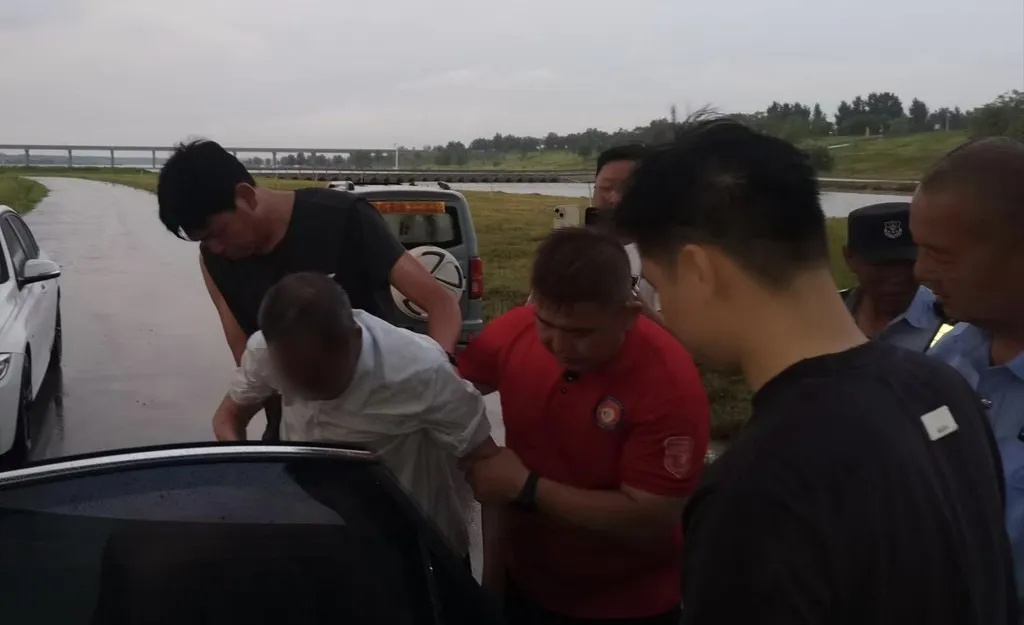 石家庄80岁老人走失全城急寻,大雨中多方联合搜救5小时成功找回,家属当场下跪致谢 石家庄80岁老人走失全城急寻,大雨中多方联合搜救5小时成功找回,家属当场下跪致谢