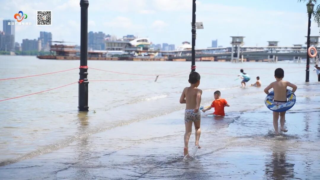水位攀升!汉口江滩“一家五口”还好吗? 重要提醒→ 水位攀升!汉口江滩“一家五口”还好吗? 重要提醒→