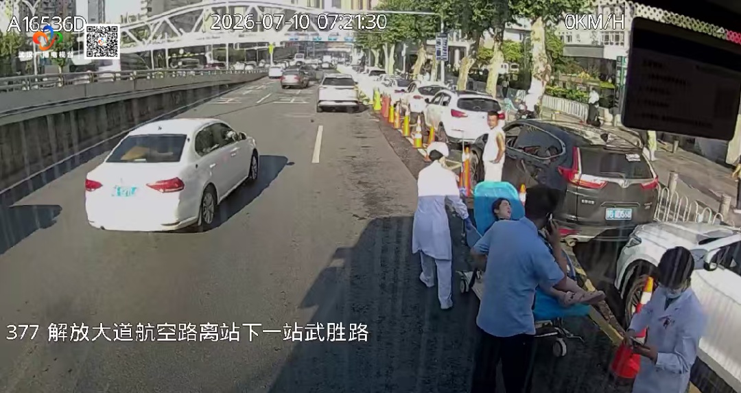 早高峰临时改道争分夺秒，武汉公交司机与全车乘客守护一城暖意