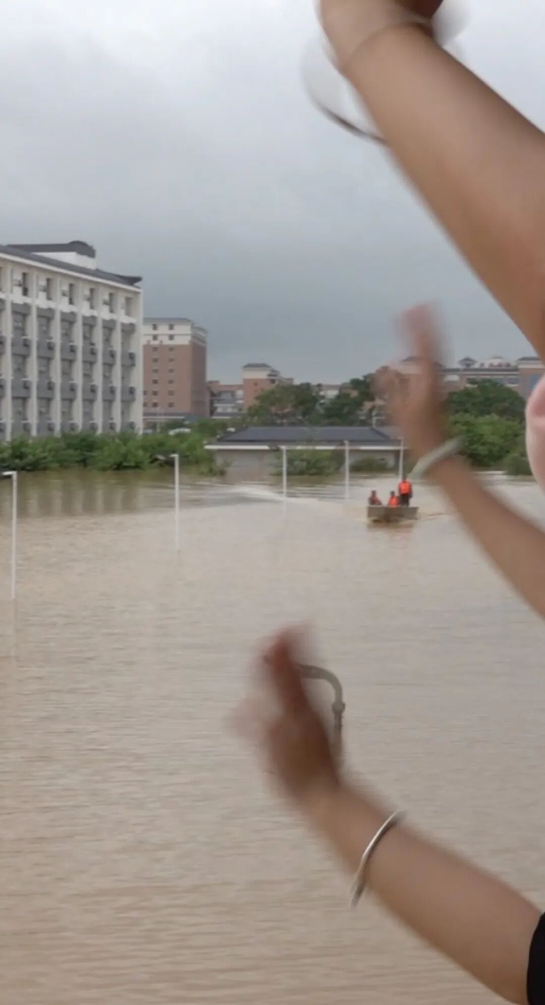 感动！18年前汶川地震中获救的男孩，18年后在洪水中救人