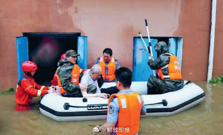 东北多地因强降雨引发内涝,解放军和武警部队官兵、民兵迅速展开救援 东北多地因强降雨引发内涝,解放军和武警部队官兵、民兵迅速展开救援