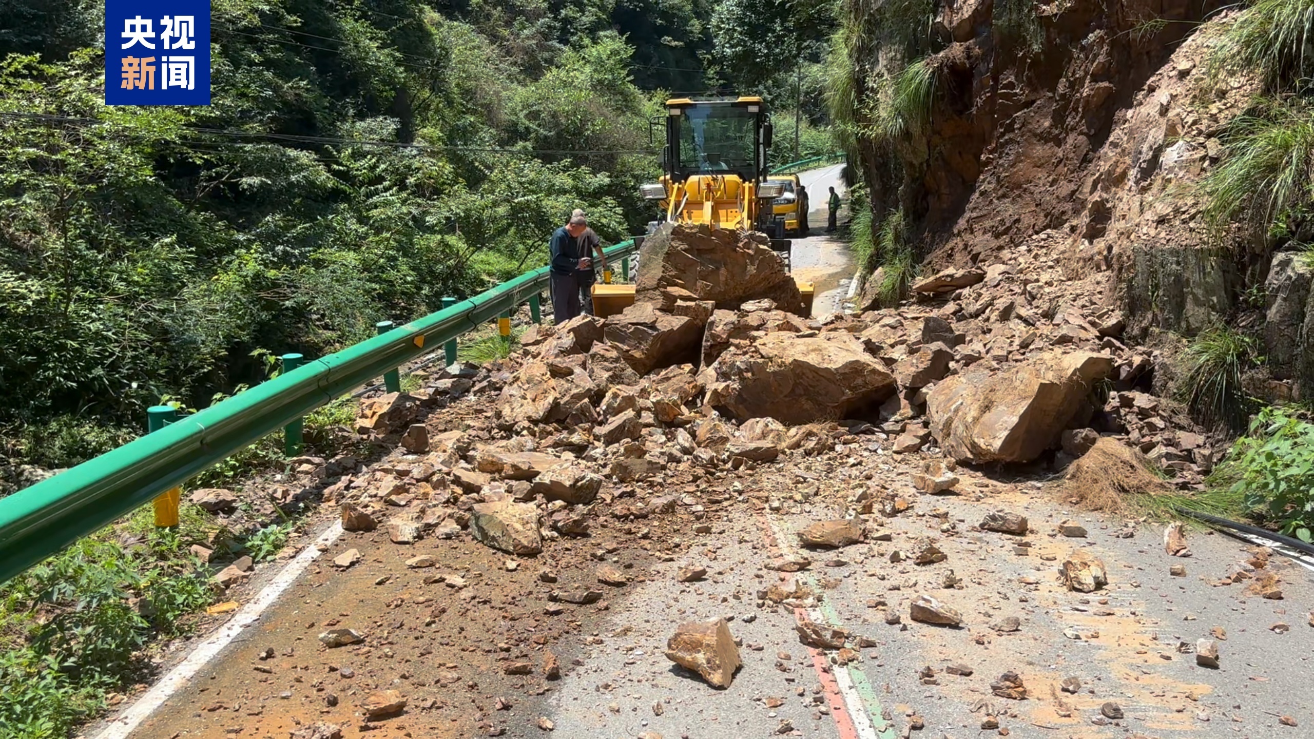 宁泾公路桃岭段多处山石崩塌 受阻道路为安徽宣城热门旅游公路