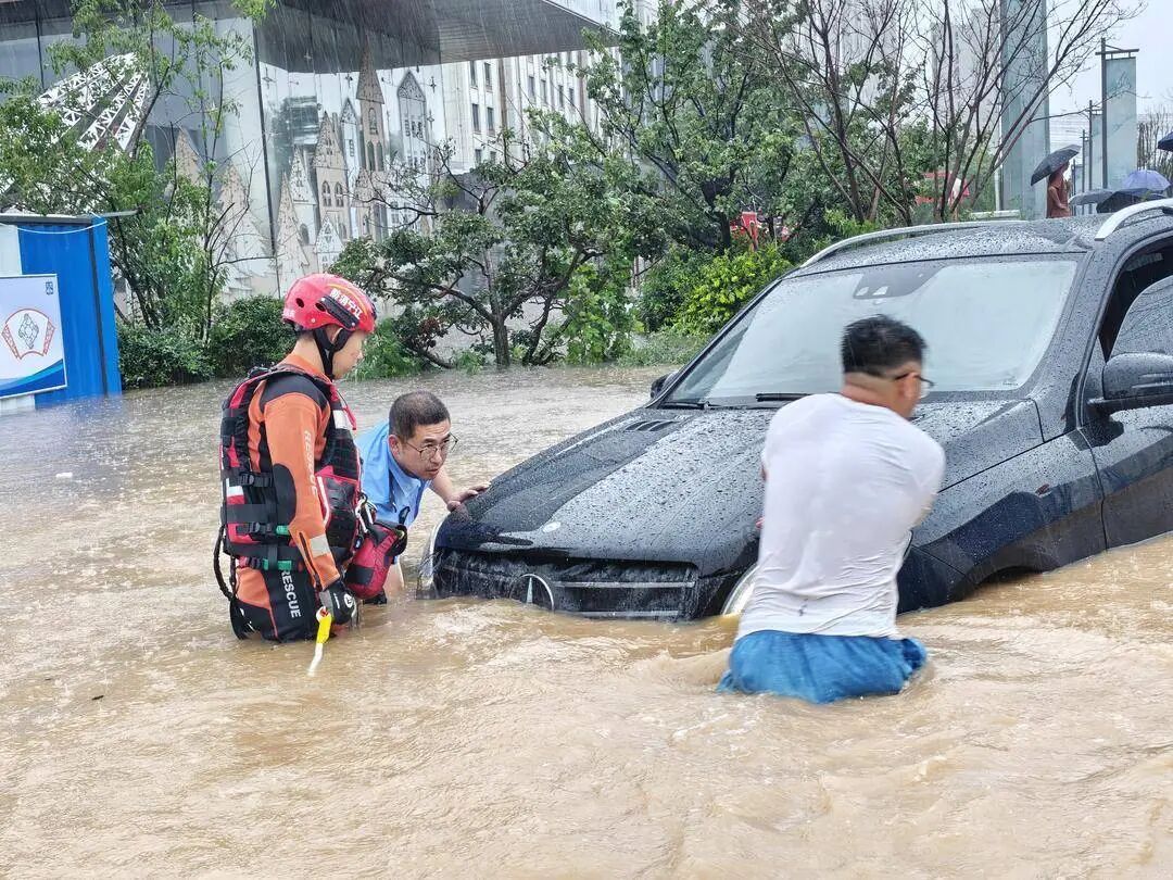 妻子身体虚弱，孩子尚未满月，他雨中逆行救助受困群众