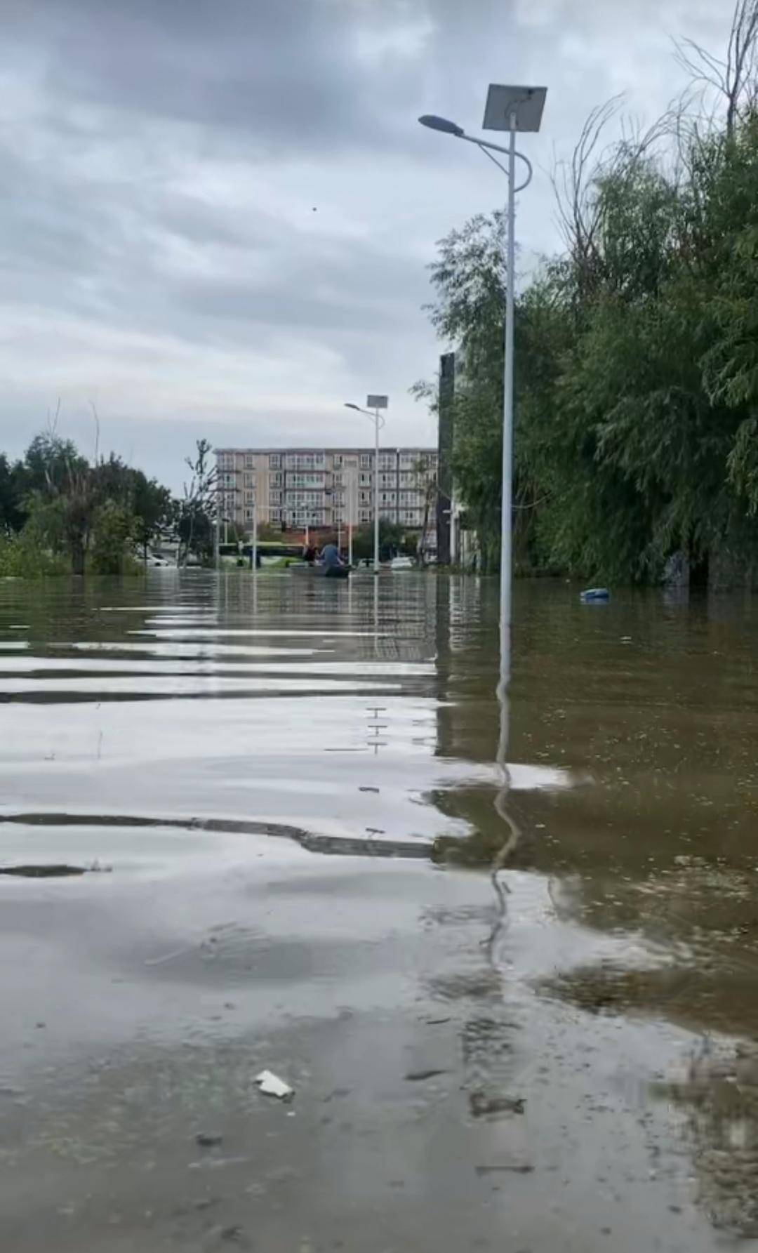 暴雨后小伙水淹脖子仍上班 老板回应:孩子太实诚,已奖励500元 暴雨后小伙水淹脖子仍上班 老板回应:孩子太实诚,已奖励500元