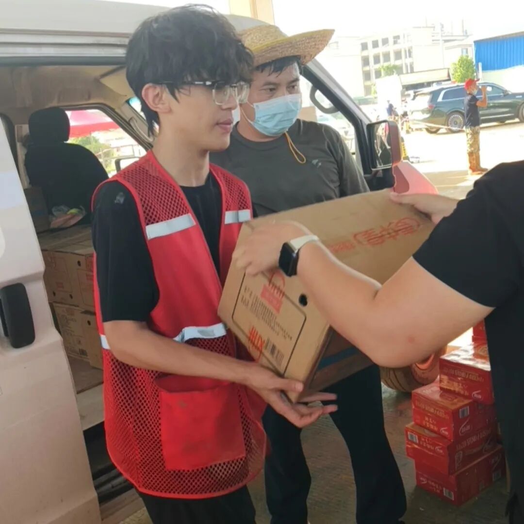 “妈，我去无锡旅游了。”一天后，“你儿子在广西救灾啊？”