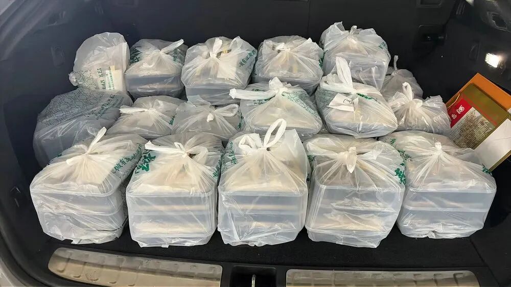 离谱！偷运4600斤鸡爪到内地！此前有人从内地偷运51公斤盒饭出境…
