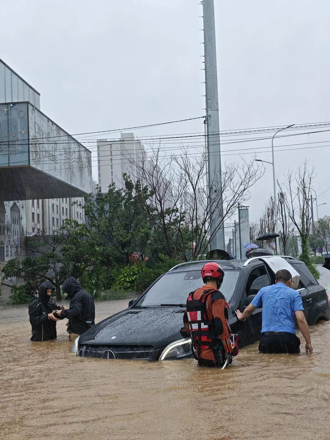 妻子身体虚弱，孩子尚未满月，他雨中逆行救助受困群众