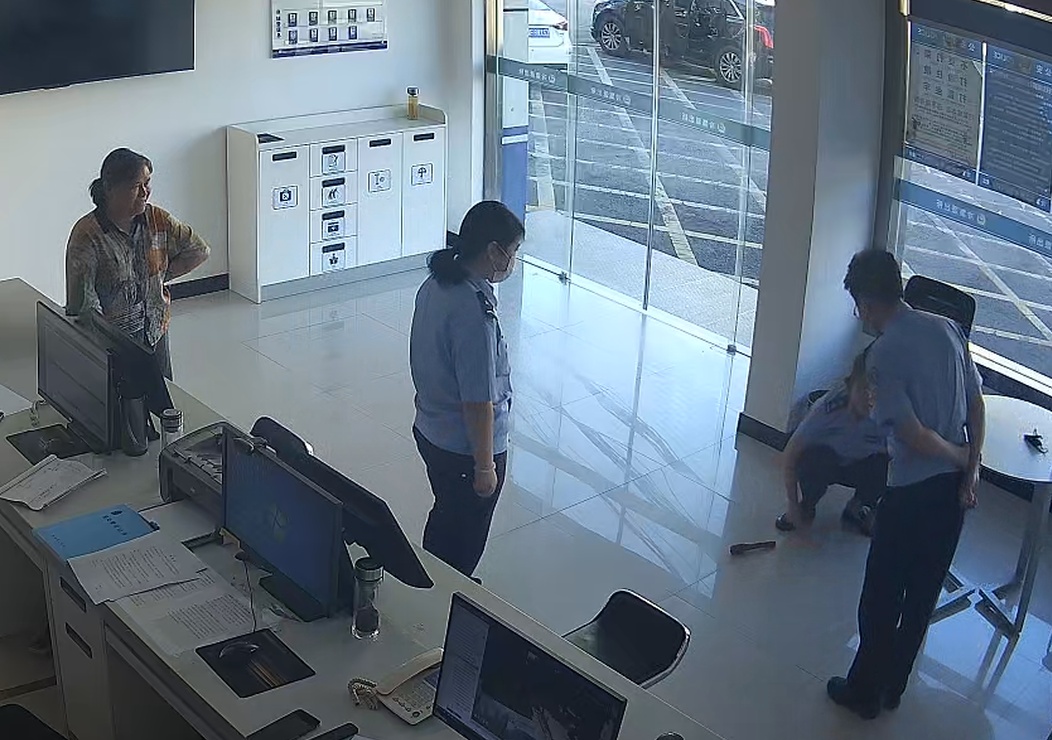 村民李大妈单手拿着一枚手榴弹,走进派出所值班大厅 村民李大妈单手拿着一枚手榴弹,走进派出所值班大厅