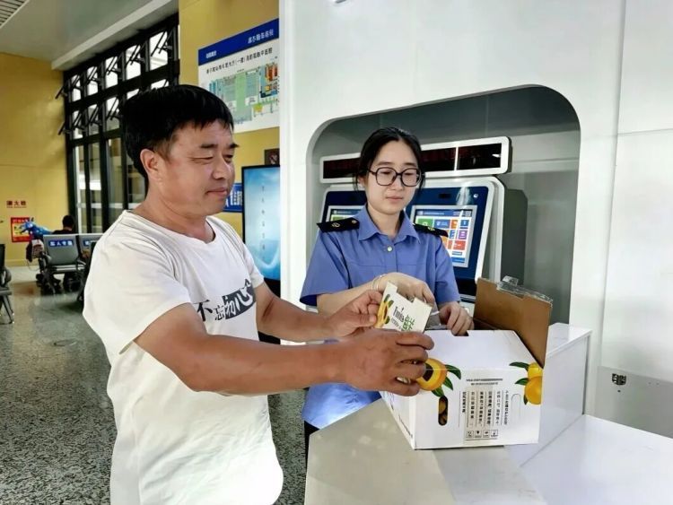 高铁站安检仪频频扫出“小圆球”，都是当地限定！
